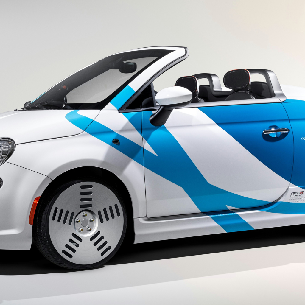 Минивен Fiat 500e,  2019 года на сером фоне