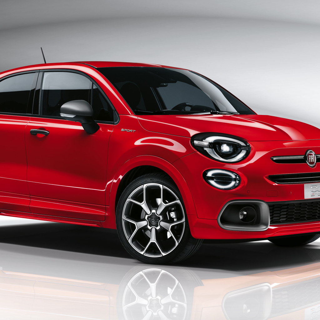 Красный Fiat 500X Sport 2019 года на сером фоне 