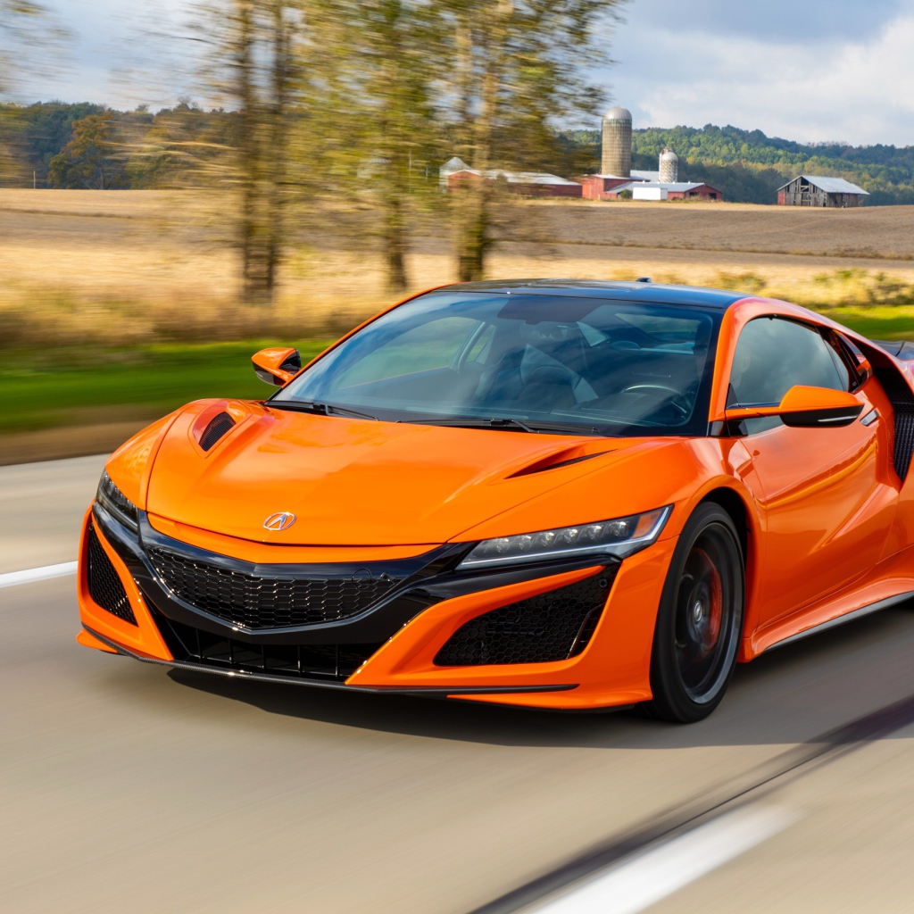 Оранжевый автомобиль Honda NSX на трассе