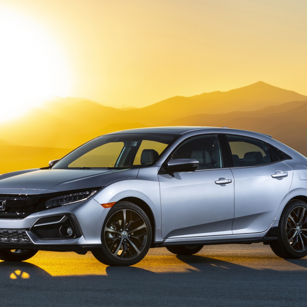 Серебристый Honda Civic Sport Touring, 2020 года в лучах солнца