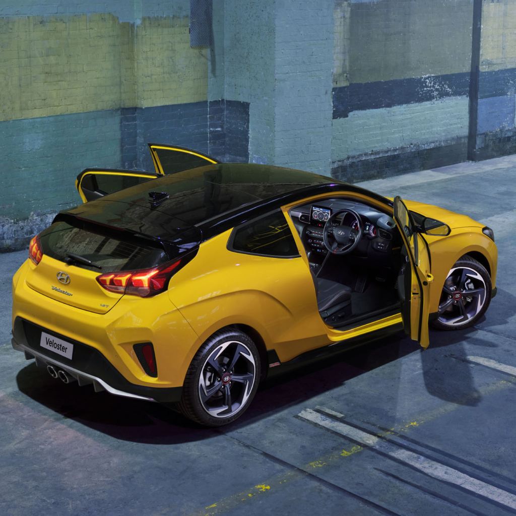 Желтый автомобиль Hyundai Veloster Turbo 2019 года с открытыми дверями