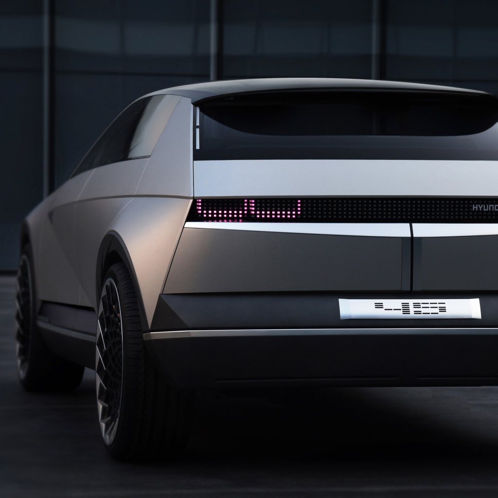 Автомобиль Hyundai 45 EV Concept 2019 года вид сзади