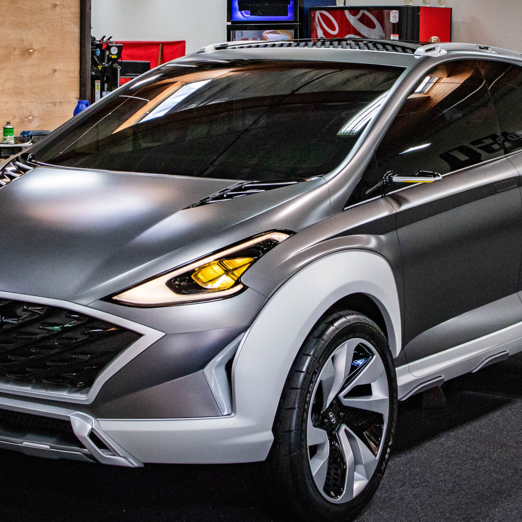 Серебристый мини автомобиль Hyundai SAGA EV