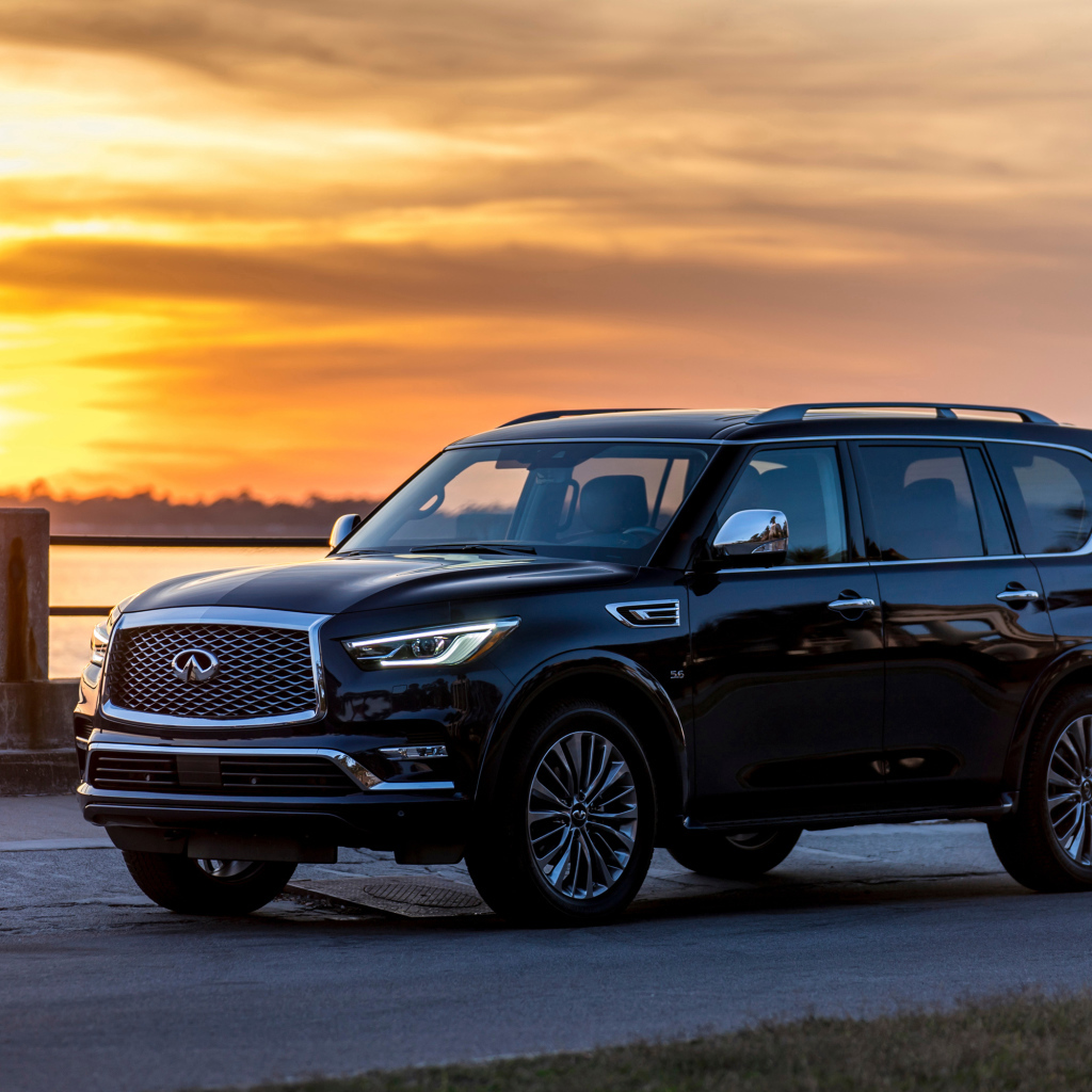 Черный внедорожник Infiniti QX80  на фоне заката 