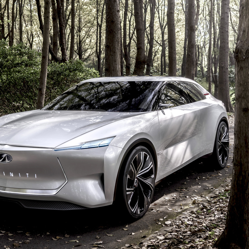 Серебристый автомобиль Infiniti Qs Inspiration 2019 года в лесу