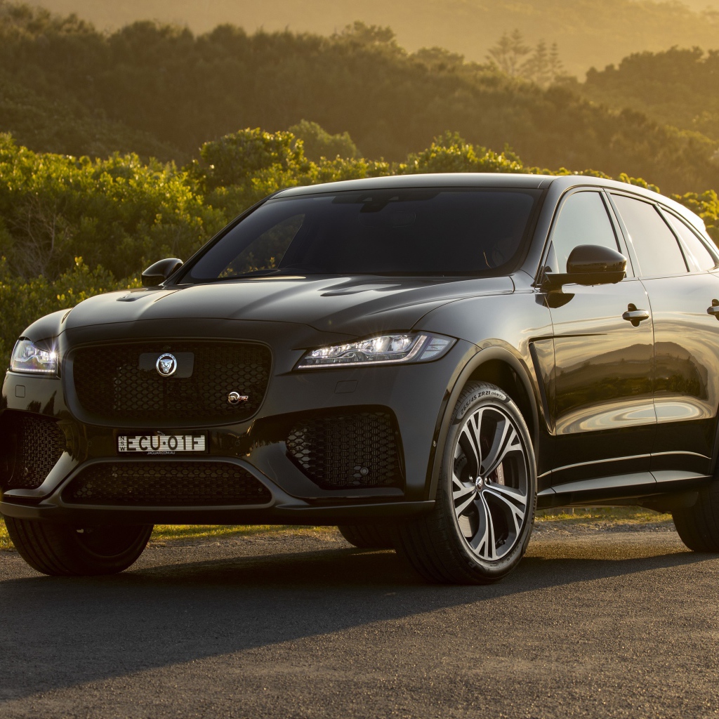 Черный автомобиль Jaguar F-Pace SVR 2019 года вид спереди 