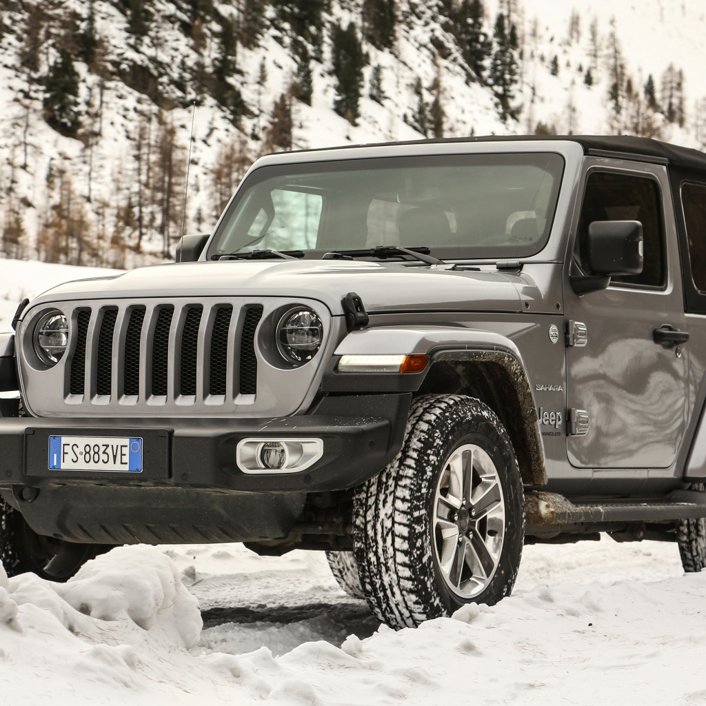 Черный Jeep Wrangler Sahara 2019 года на снегу