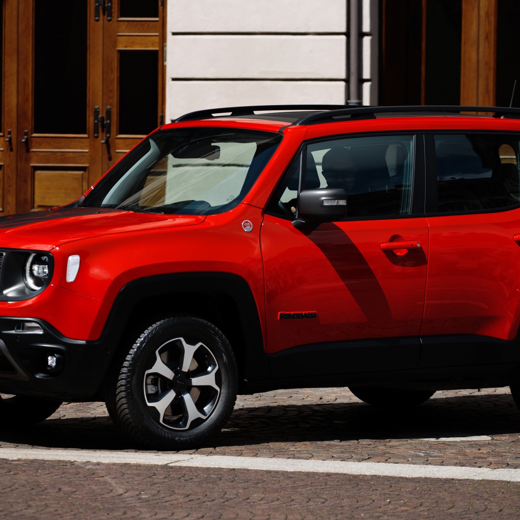 Красный Jeep Renegade Trailhawk Plug-In Hybrid, 2019 года у здания
