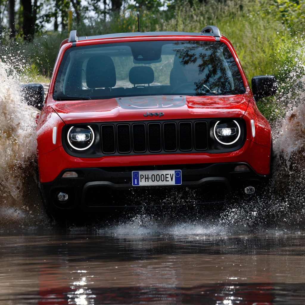 Внедорожник Jeep Renegade Trailhawk Plug-In Hybrid,  2019 года едет по воде