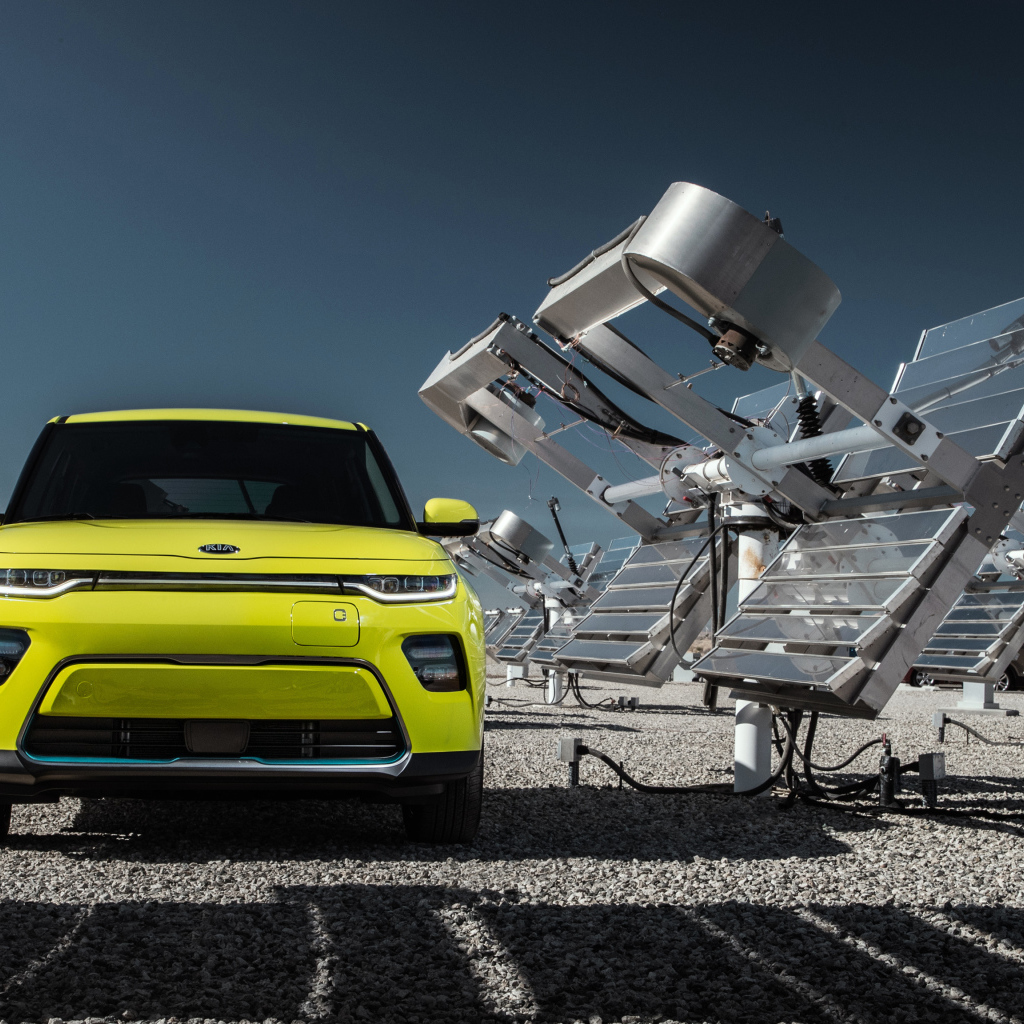Автомобиль Kia Soul EV, 2020 года у солнечных батарей