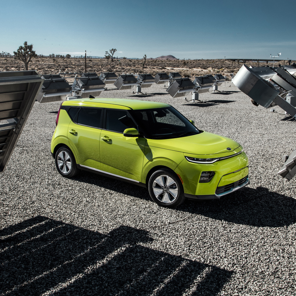 Салатовый автомобиль Kia Soul EV, 2020 года на асфальте