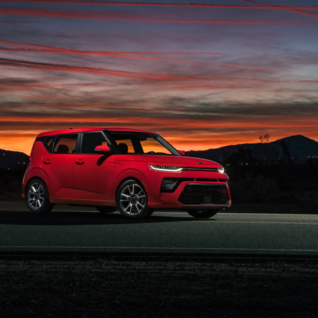 Красный автомобиль Kia Soul GT-Line, 2020 года на фоне ночного неба