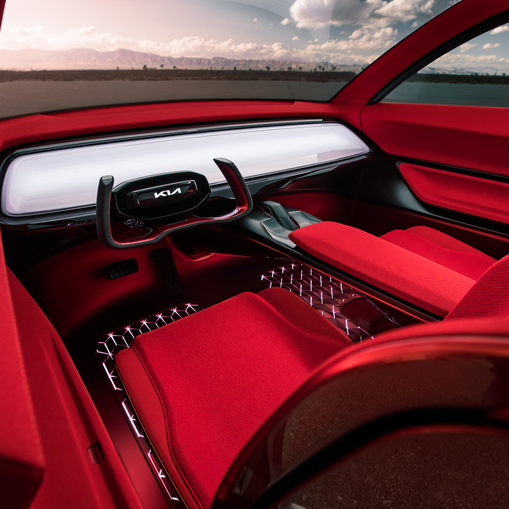 Красный салон автомобиля Kia Habaniro