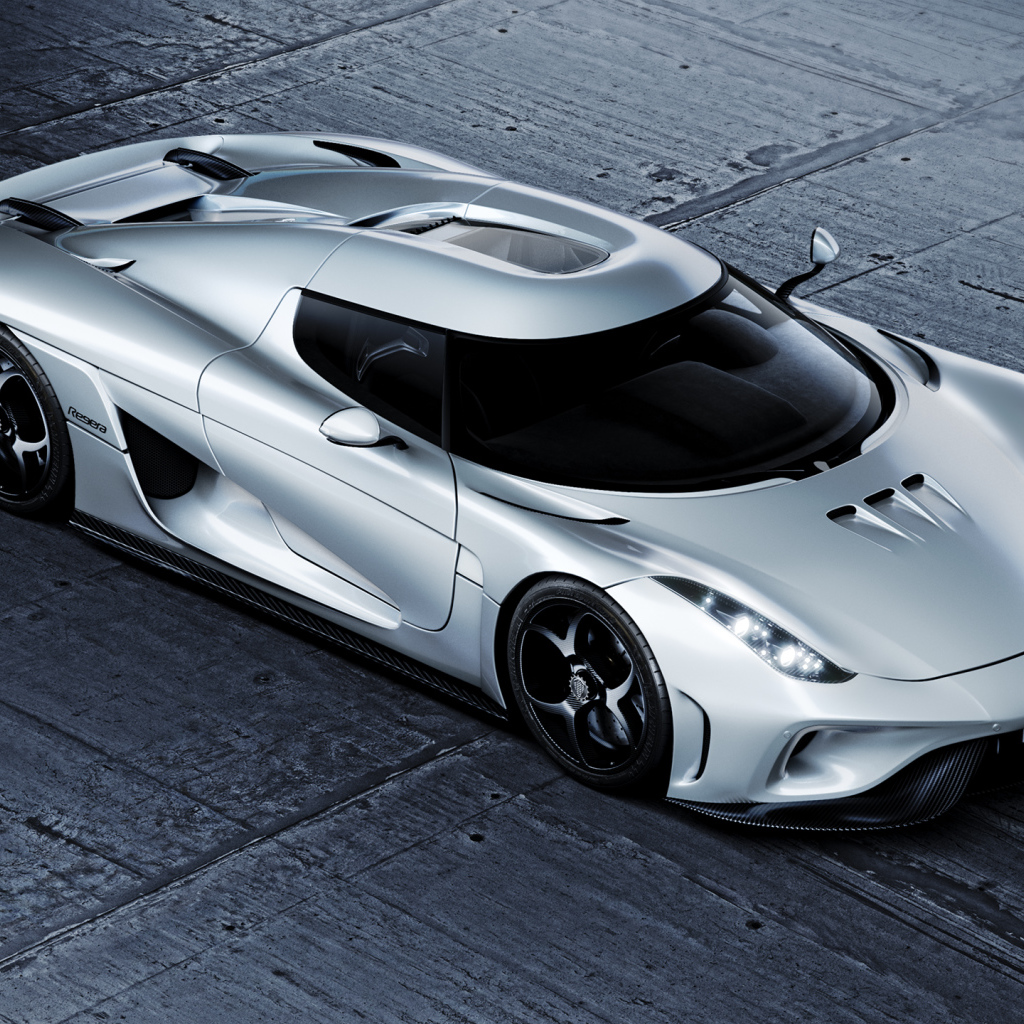 Серебристый автомобиль Koenigsegg Regera CGI 