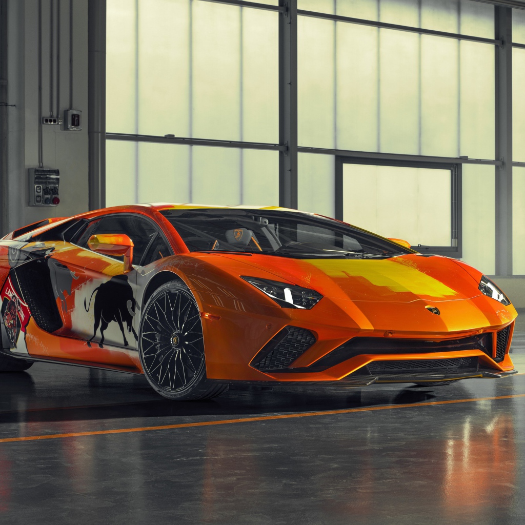 Автомобиль Lamborghini Aventador S, 2019 года в ангаре