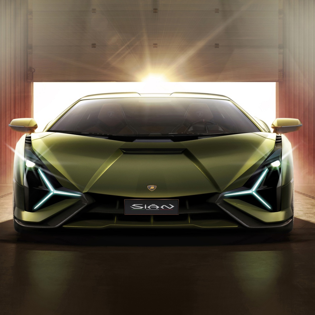Автомобиль Lamborghini Sian 2019 года в свете софитов