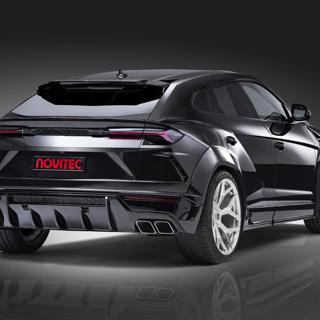 Черный Novitec Lamborghini Urus Esteso 2019 года вид сзади на сером фоне