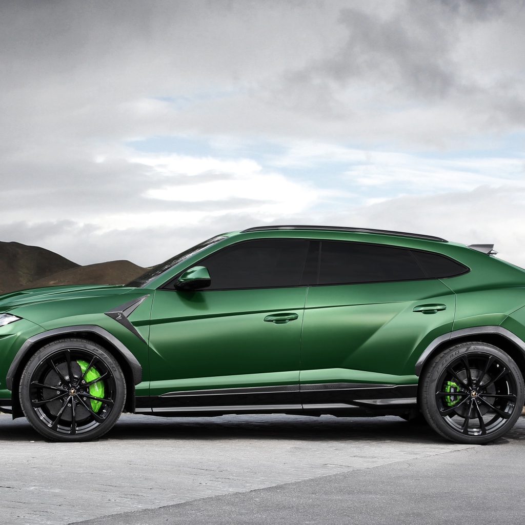 Зеленый автомобиль Lamborghini Urus вид сбоку