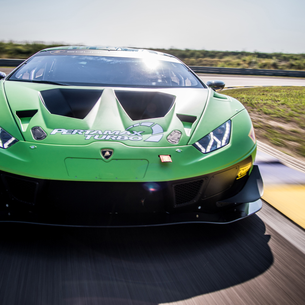 Зеленый спортивный автомобиль Lamborghini Huracan GT3 EVO 2018 года на трассе