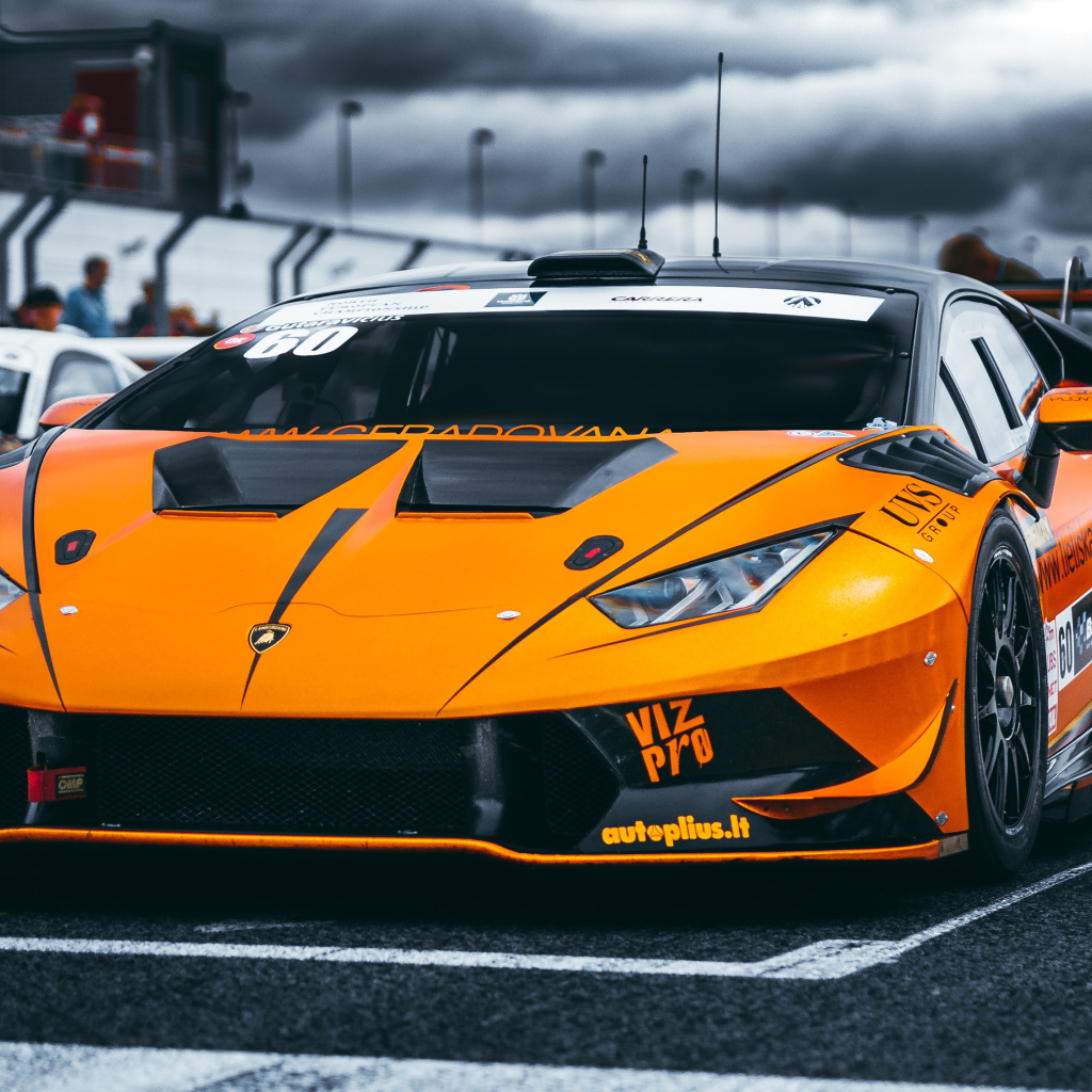 Оранжевый автомобиль Lamborghini Aventador на гонках