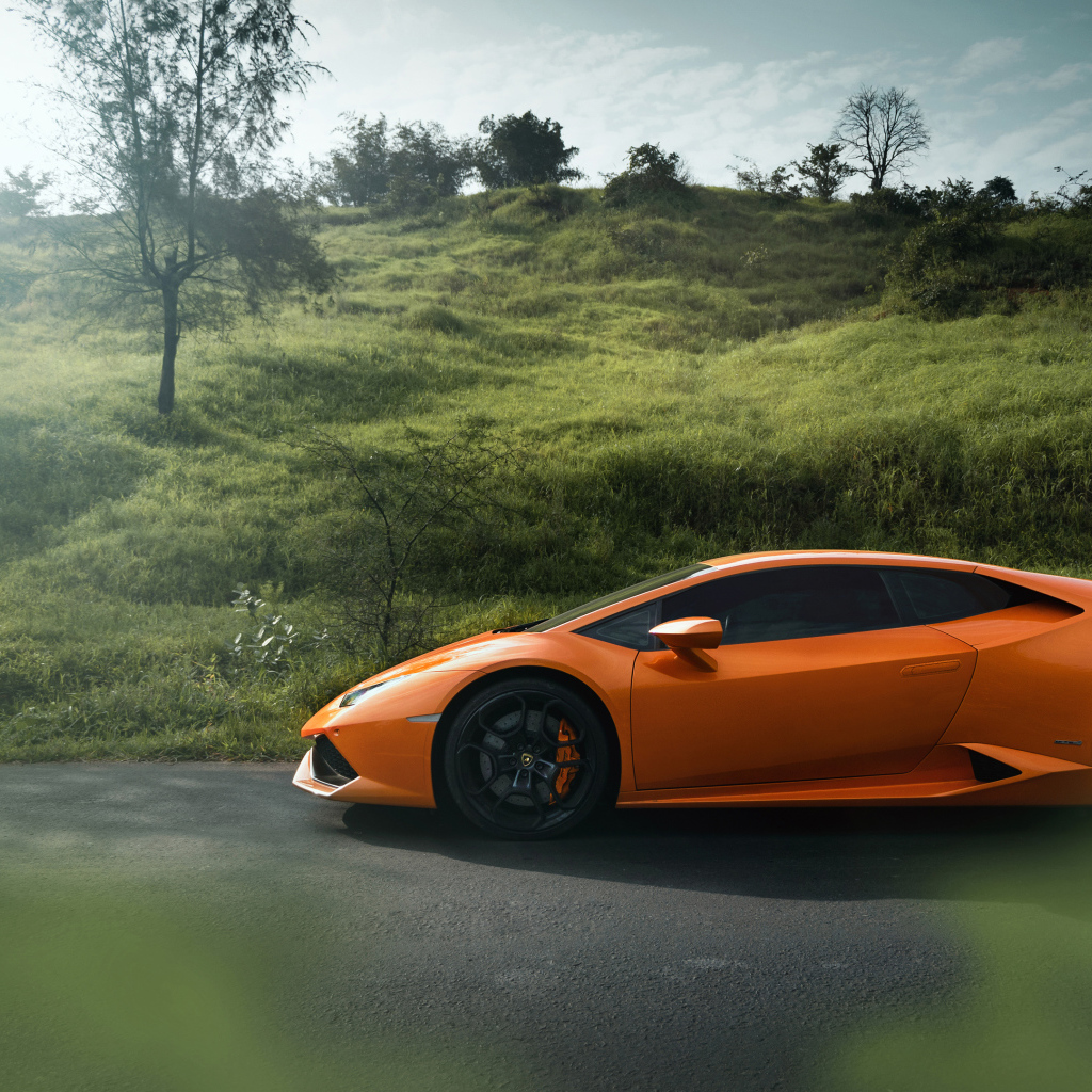 Оранжевый автомобиль Lamborghini Huracan 2019 вид сбоку