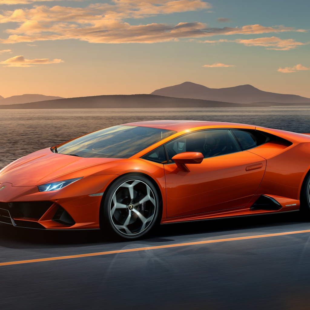 Оранжевый автомобиль Lamborghini Huracan EVO 2019 года на фоне неба 
