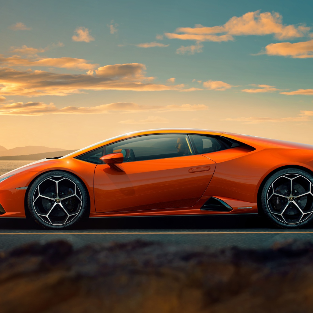 Оранжевый автомобиль Lamborghini Huracan EVO 2019 вид сбоку