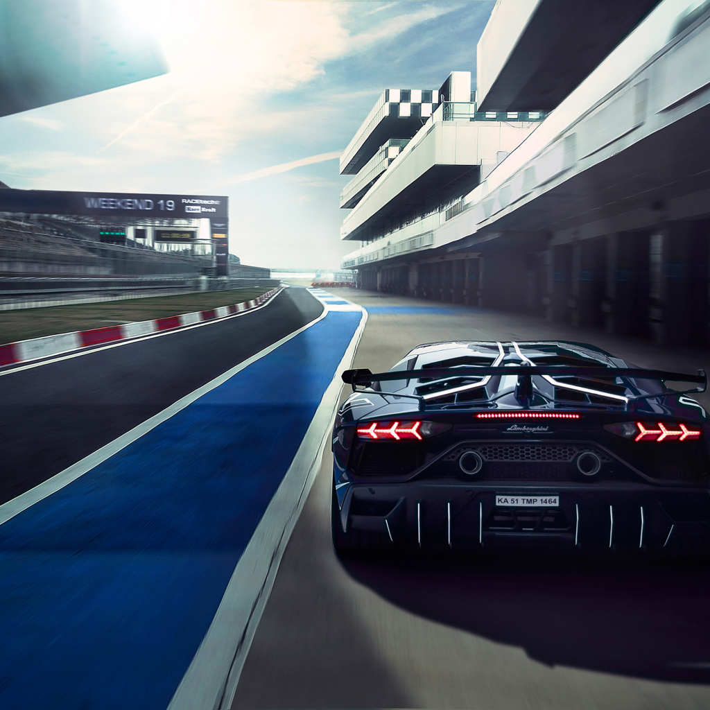 Гоночный автомобиль Lamborghini Aventador SVJ на трассе