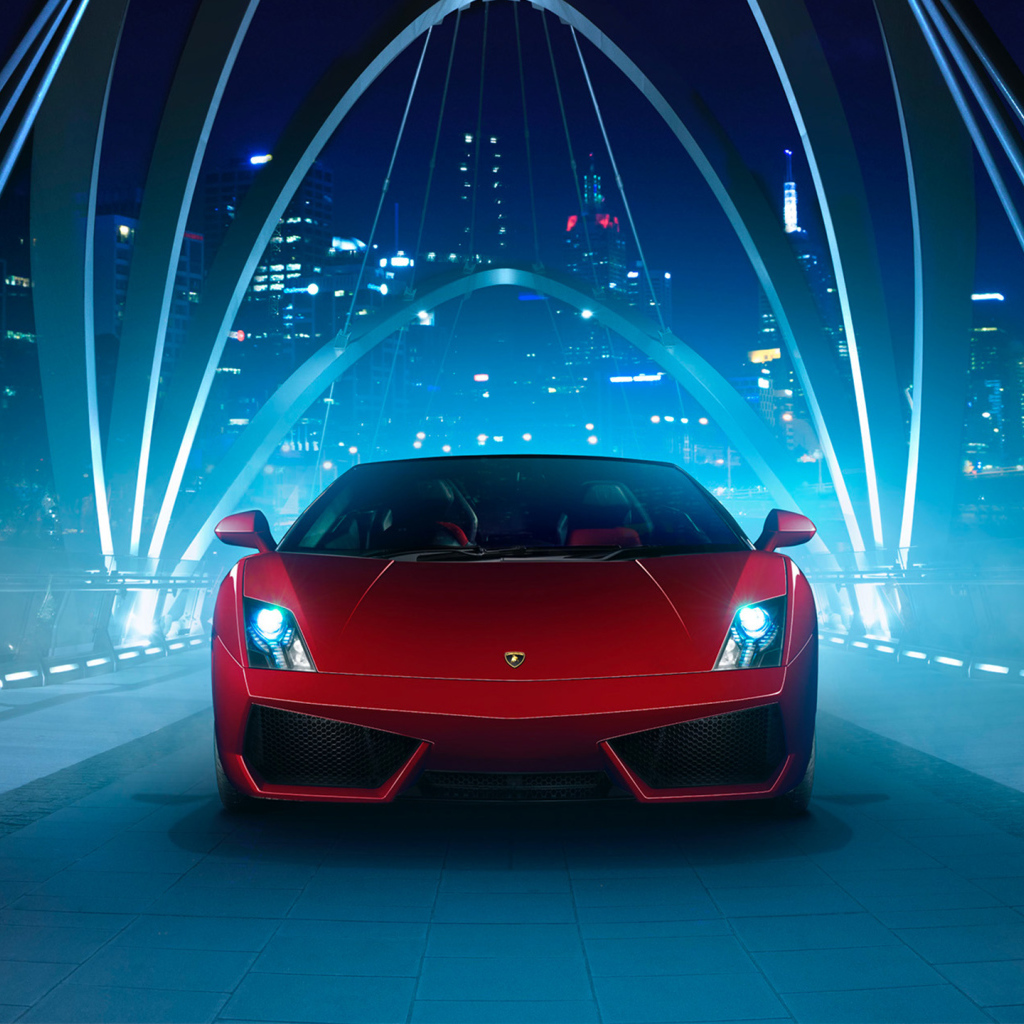 Красный автомобиль Lamborghini Gallardo в неоновом свете на мосту