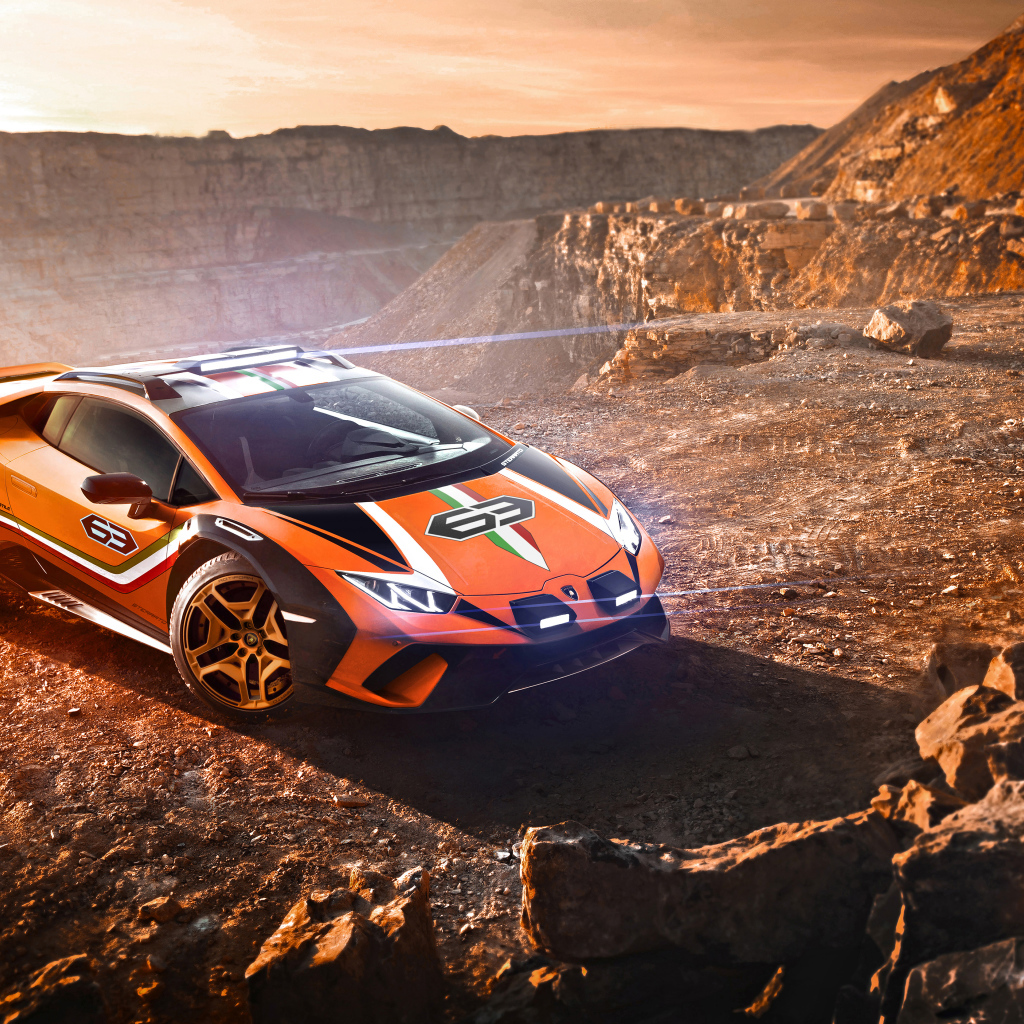 Спортивный автомобиль   Lamborghini Huracan Sterrato, 2019 года в горах