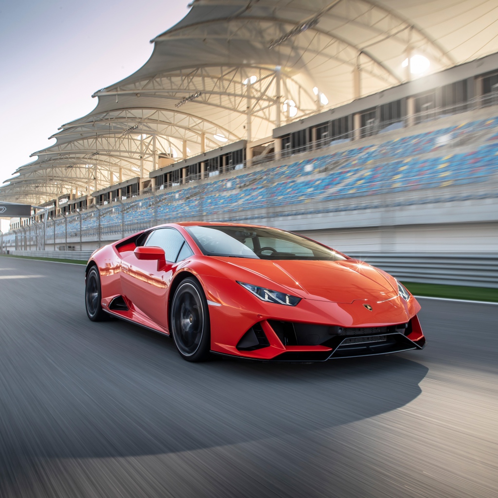 Спортивный красный автомобиль Lamborghini Huracan Evo на гоночной трассе