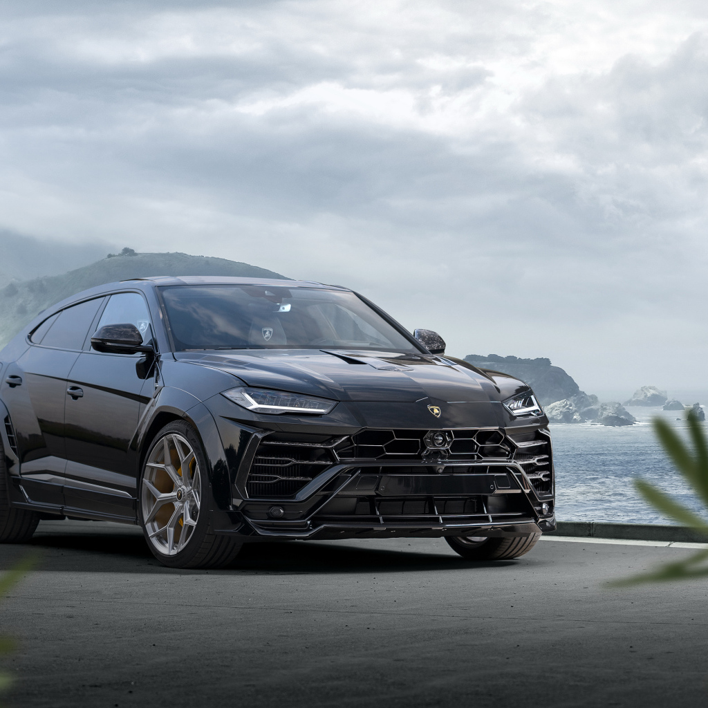 Стильный черный автомобиль  Lamborghini Urus Esteso 2019 года у моря