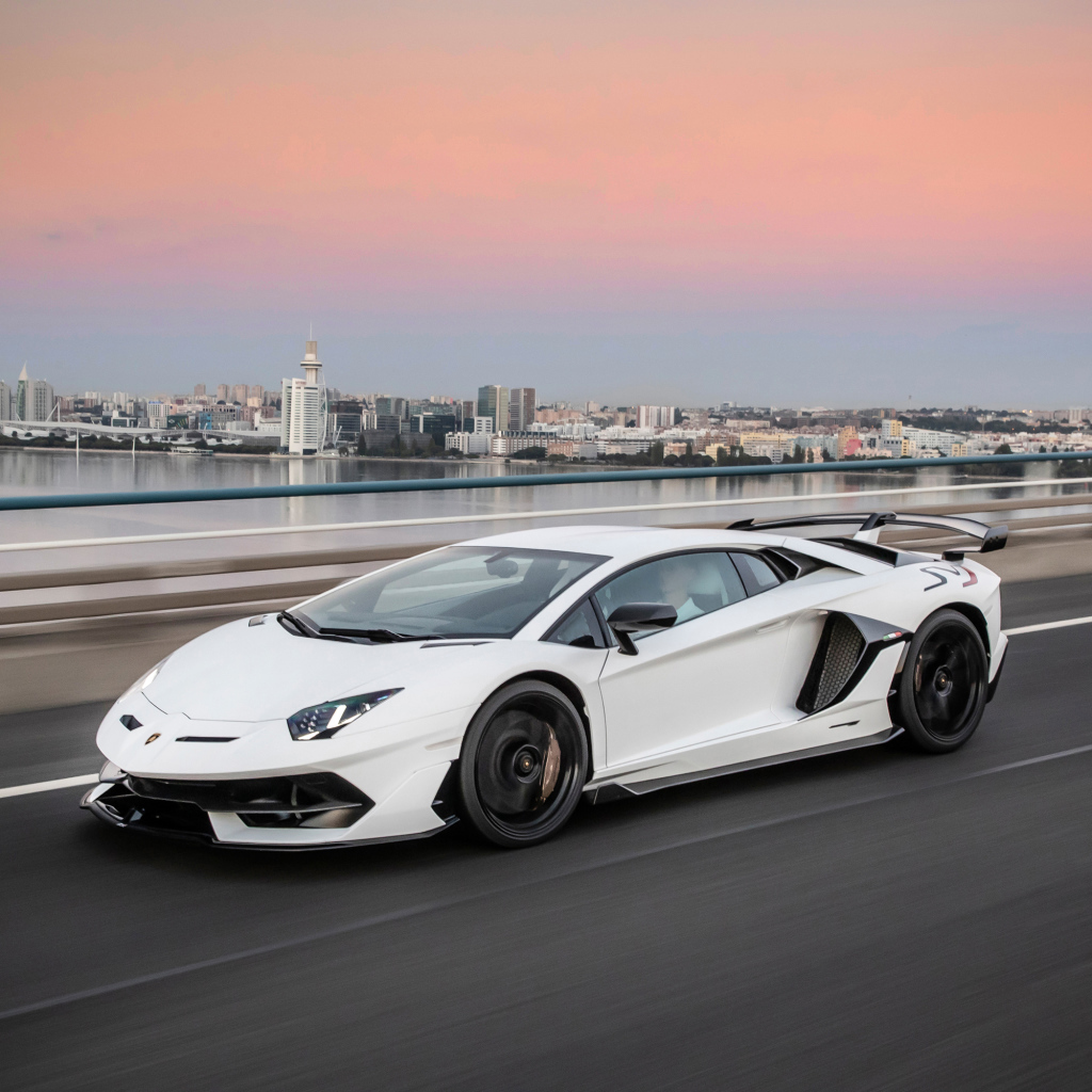 Белый автомобиль Lamborghini Aventador на трассе