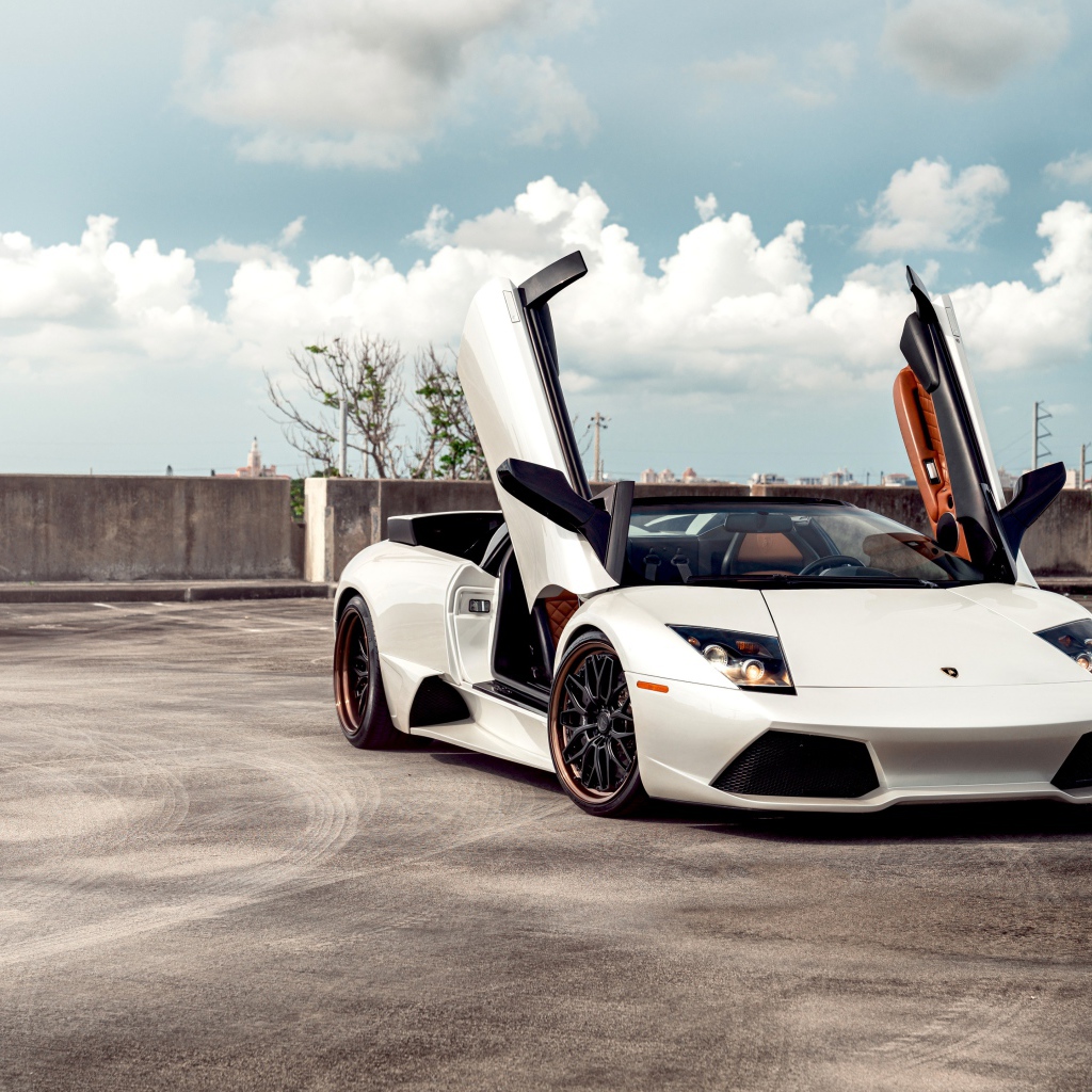 Белый автомобиль Lamborghini Murcielago с открытыми дверями
