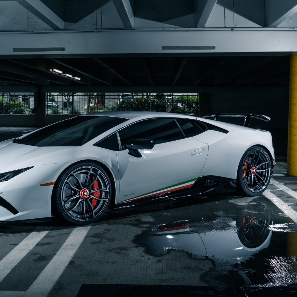 Белый спортивный автомобиль Lamborghini Aventador на подземной парковке