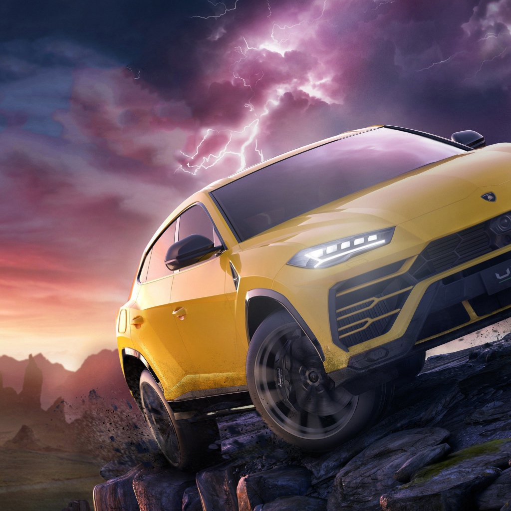 Желтый внедорожник Lamborghini Urus в горах