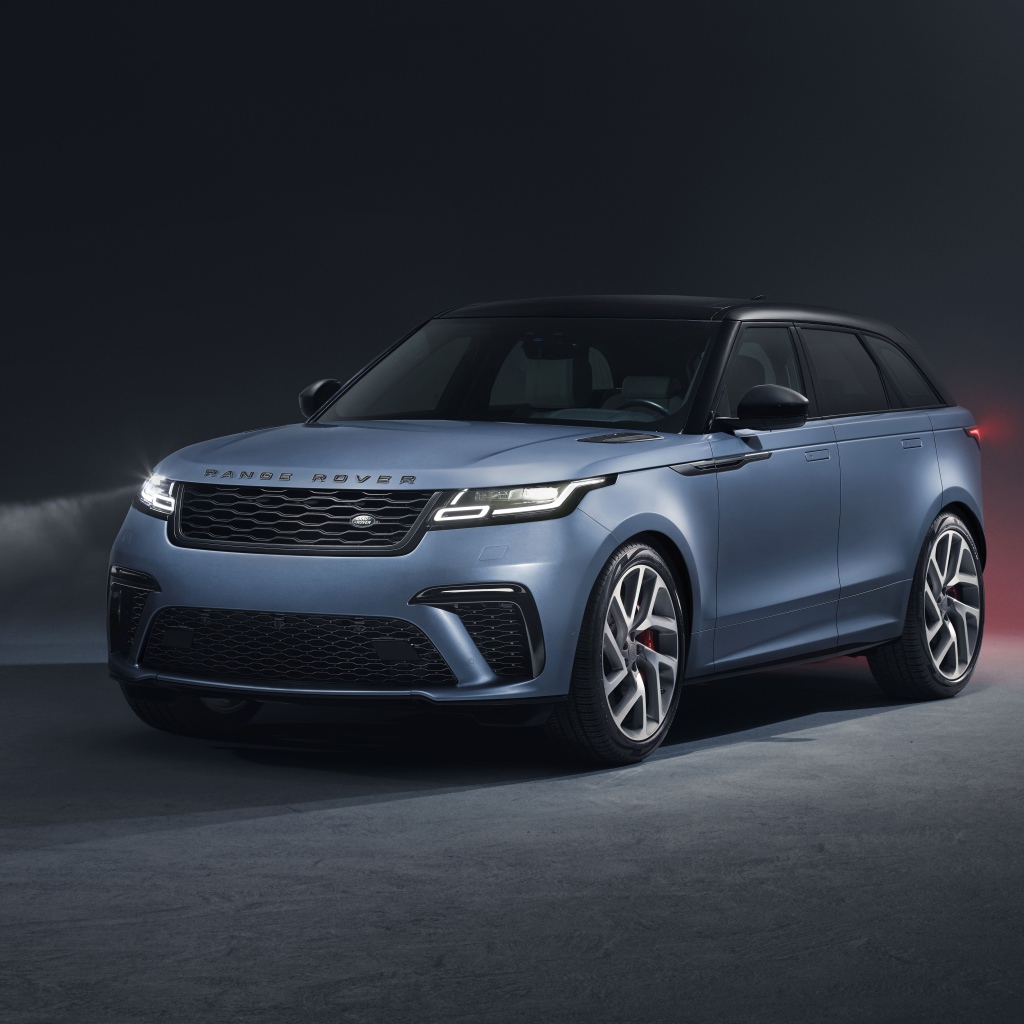 Серый внедорожник Range Rover Velar,  2019 года на сером фоне