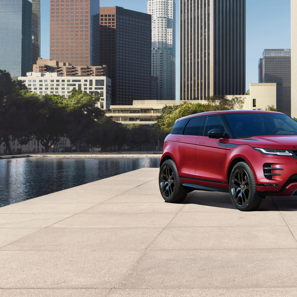 Красный внедорожник Range Rover Evoque D240 HSE R-Dynamic,  2019 года на фоне города