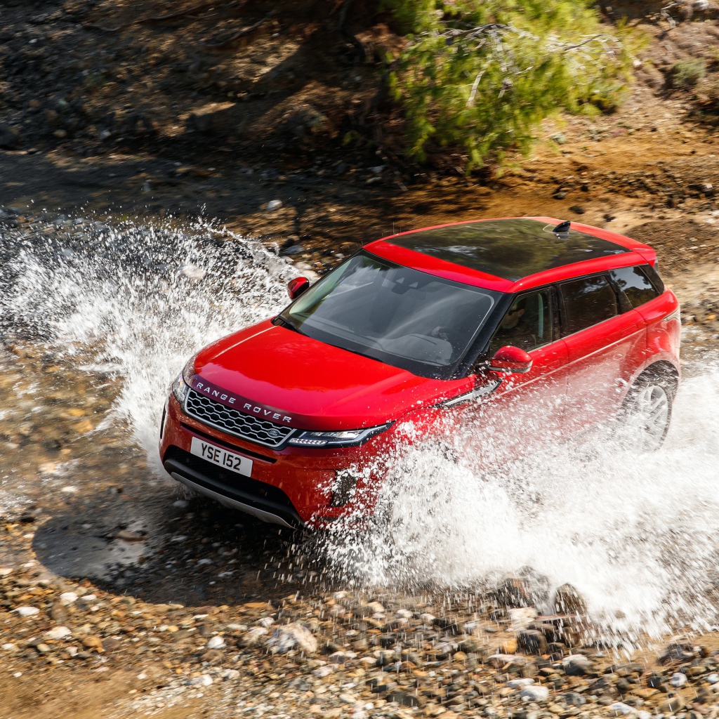 Красный внедорожник Range Rover Evoque D240 S 2019 года едет по воде