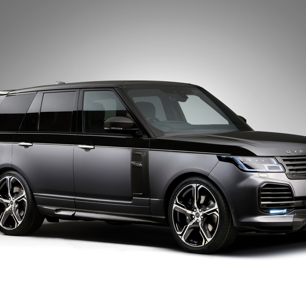 Серебристый внедорожник Range Rover 2018 года на сером фоне