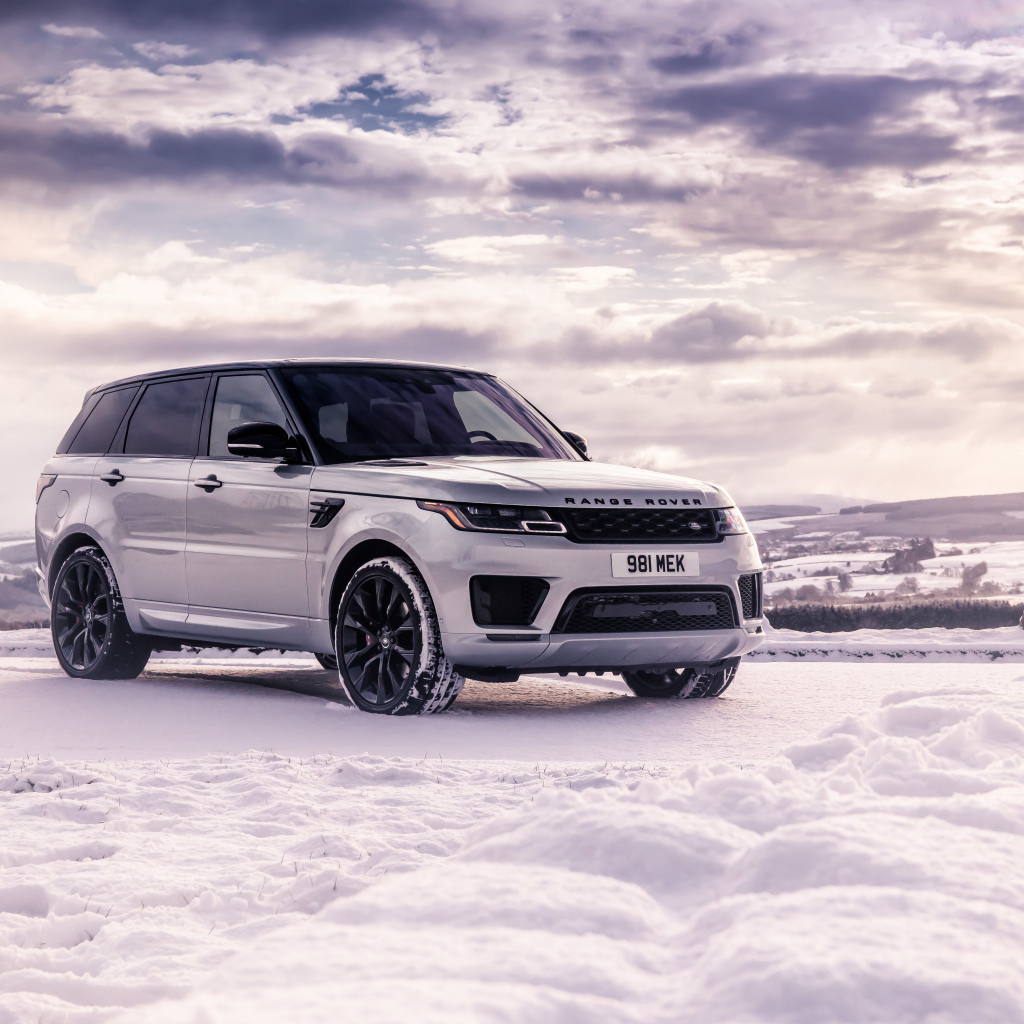 Серебристый внедорожник Range Rover Sport стоит на снегу