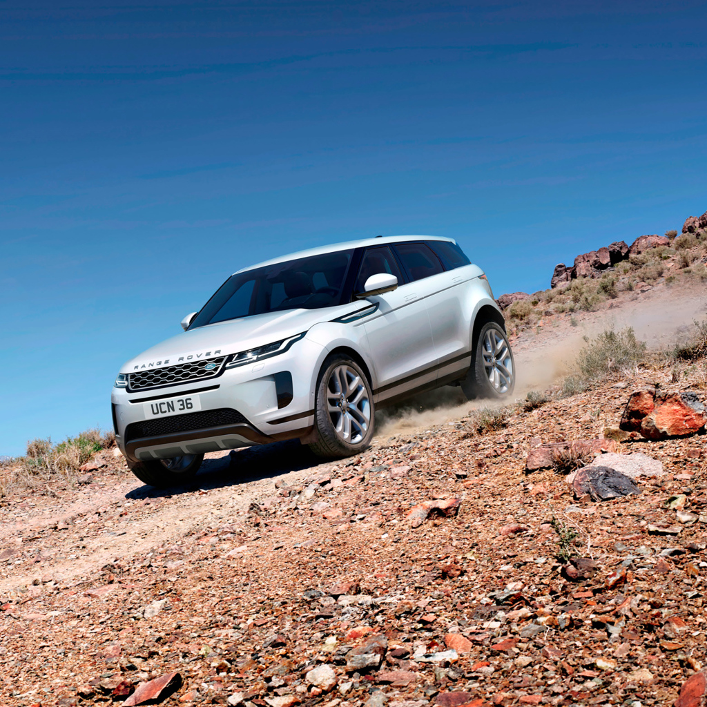 Белый внедорожник Range Rover Evoque D240 HSE 2019 года на бездорожье 