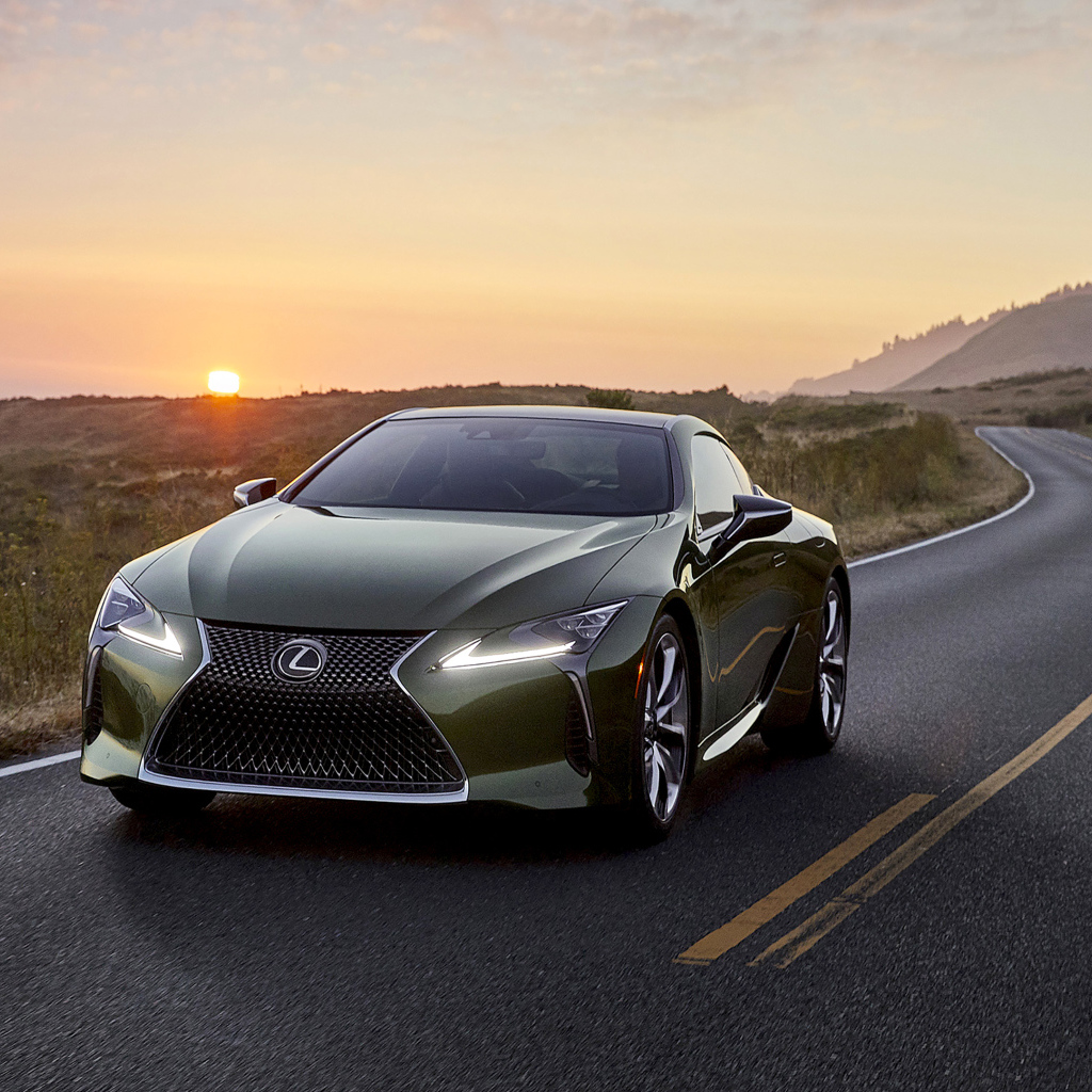 Автомобиль Lexus LC 500 Inspiration Series, 2020 года на трассе на закате