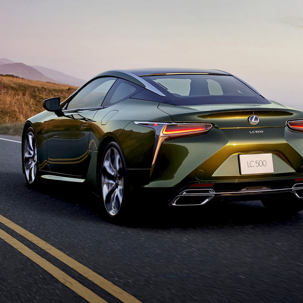 Автомобиль  Lexus LC 500, 2020 года на дороге вид сзади