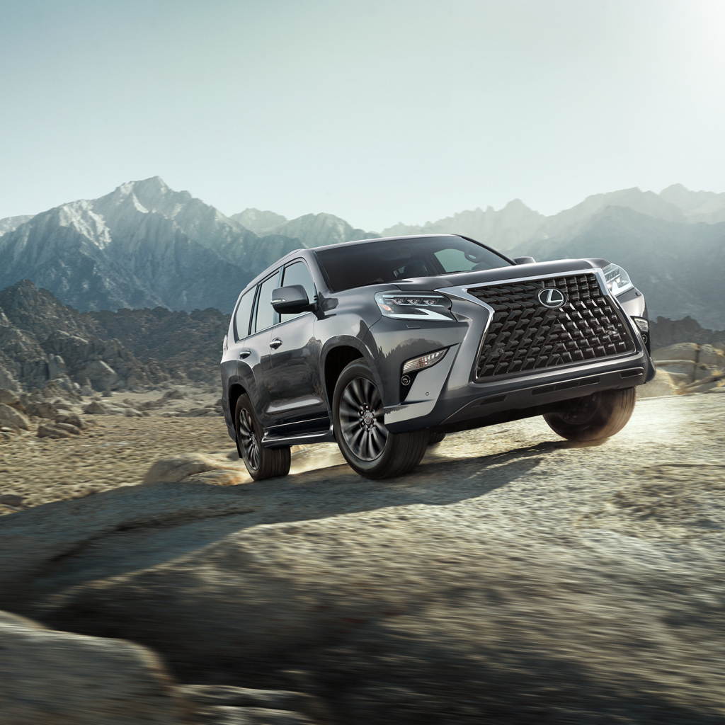 Внедорожник Lexus GX 460, 2020 года в горах 