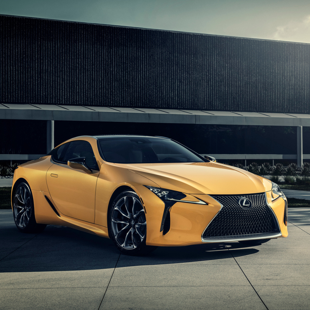 Желтый автомобиль Lexus LC 500 на фоне стены