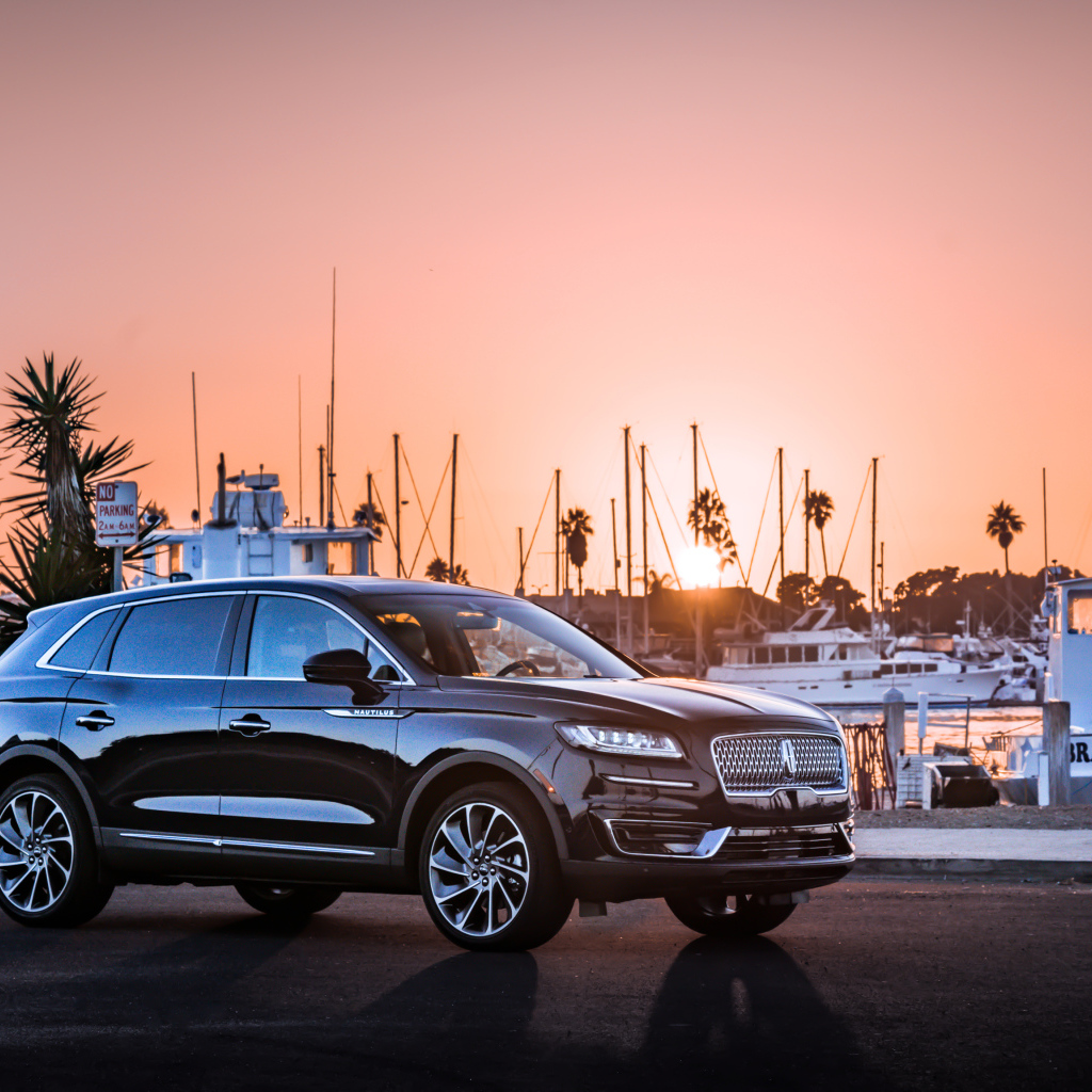 Черный Lincoln Nautilus 2019 года у причала на закате