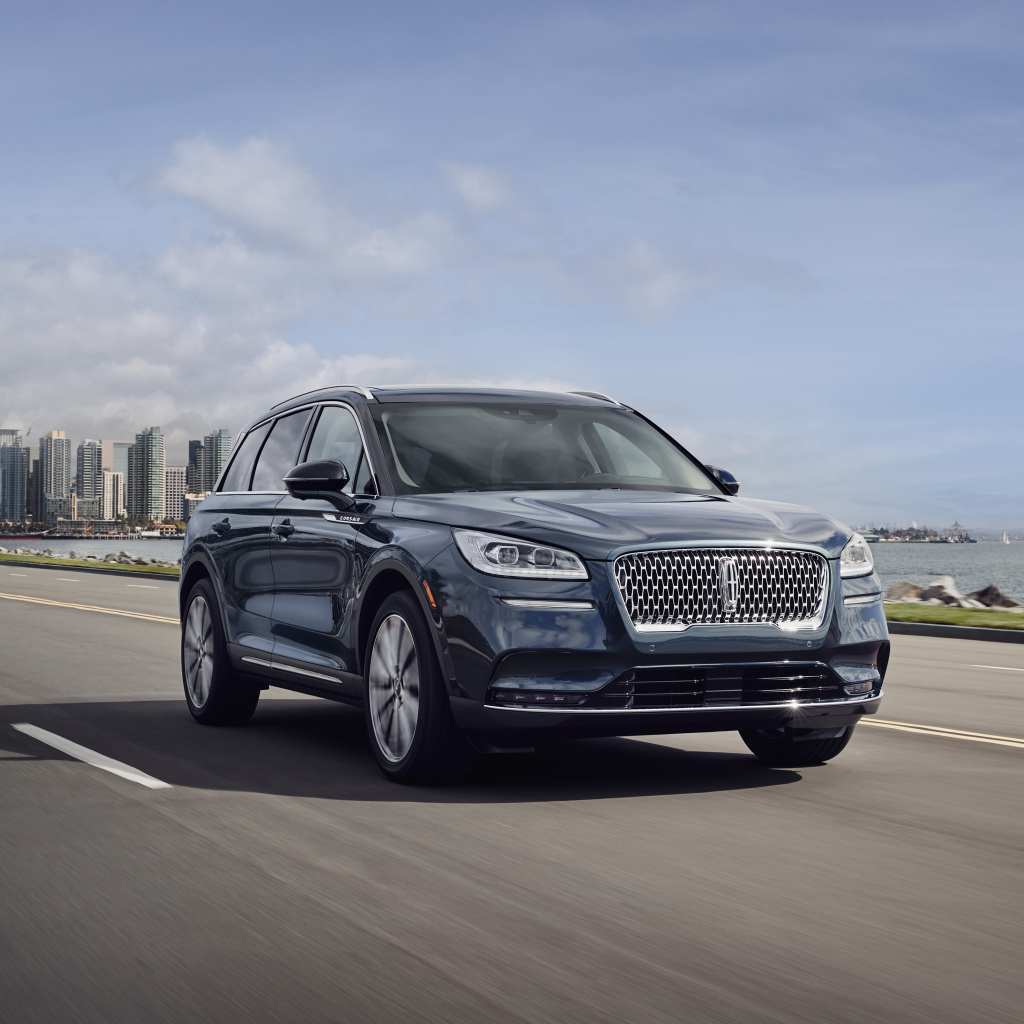 Стильный дорогой автомобиль Lincoln Corsair на дороге 