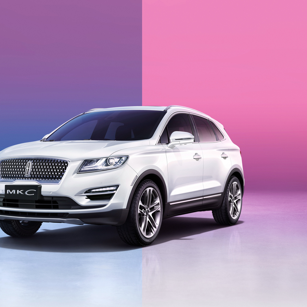 Белый внедорожник Lincoln MKC на розовом фоне