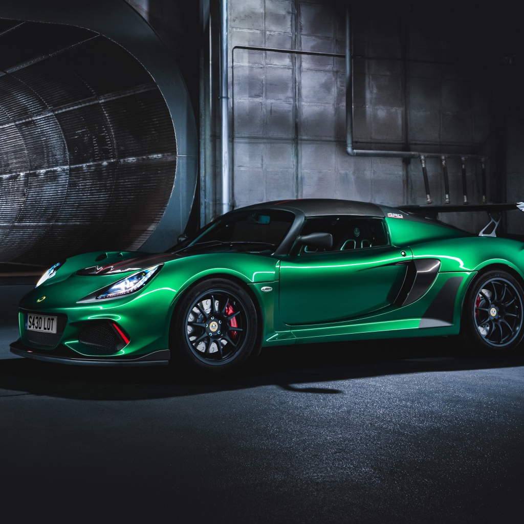 Зеленый автомобиль Lotus Exige Cup 430 в тоннеле 